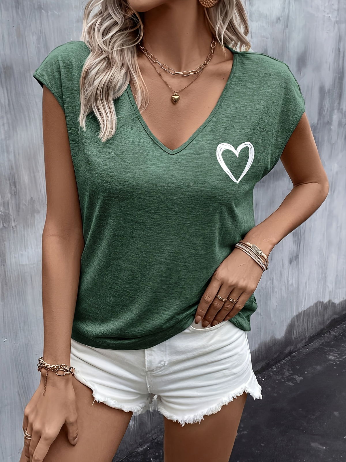 Women's Heart Print Batwing Sleeve V-Neck T-Shirt Cute Casual Graphic Tee Summer Loose Fit Knit Top for Daily Wear