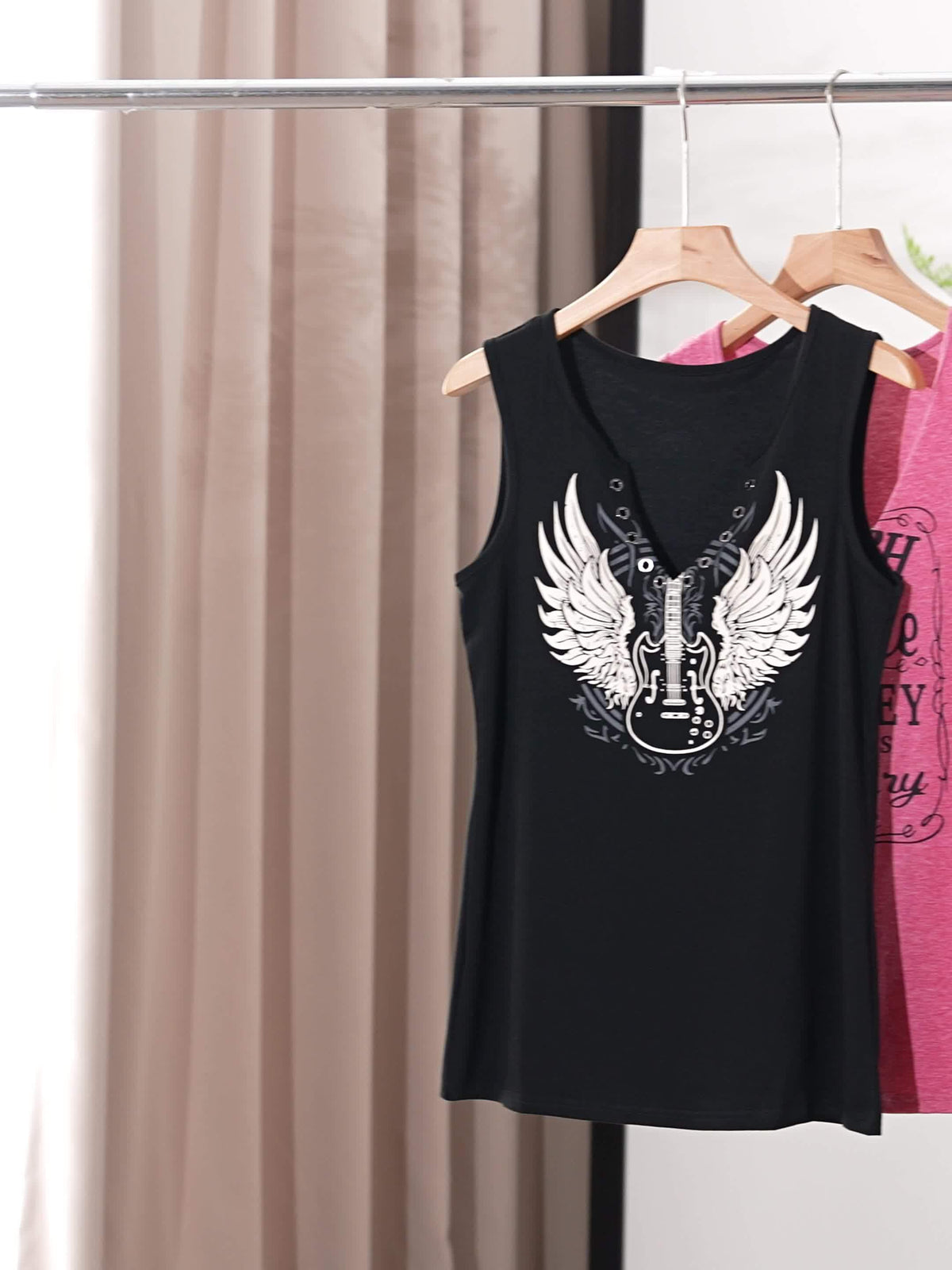 Women's Guitar Wing Print V-Neck Tank Top Casual Sleeveless Graphic Tee Summer Loose Fit Cami Shirt for Daily Wear