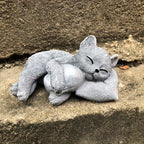 Resin Lying Cat Memorial Statue – Lifelike Sleeping Cat Sculpture for Garden Tombstone, Outdoor Lawn Courtyard & Indoor Living Room Desk Decor, Pet Cat Loss Sympathy Gift Ornament